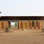 L’architecte burkinabé Francis Kéré qui construit des bâtiments en terre, remporte le Pritzker 2022