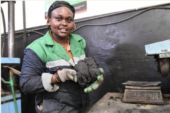 Cette jeune kenyane produit des briques « plus solides que le ciment » à partir de déchets plastiques